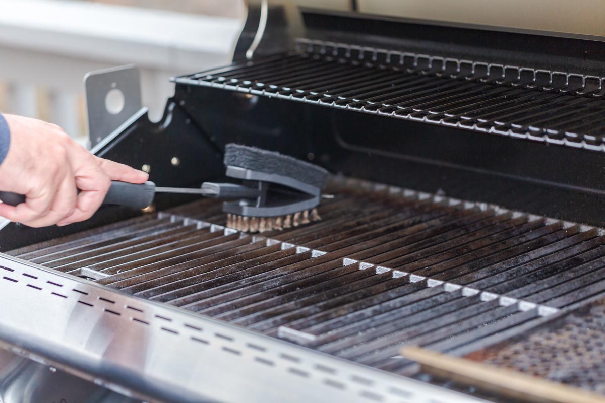 Come pulire il barbecue: i metodi più efficaci
