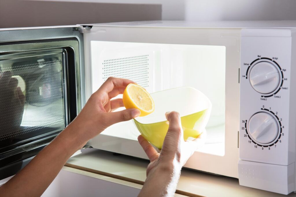 Come pulire il forno e il microonde senza detergenti e in poche mosse