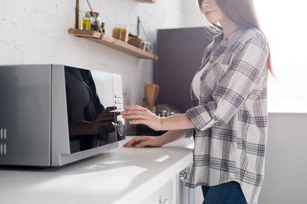 Come pulire il forno a microonde