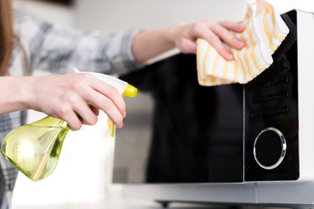 Come pulire il forno e il microonde senza detergenti e in poche mosse