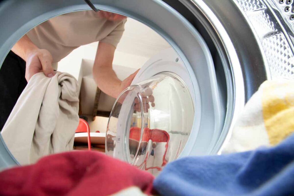 inserire vestiti in lavatrice