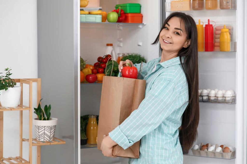 mettere alimenti in frigorifero